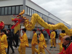 Il primo dragone entra e esce dalle fabbriche